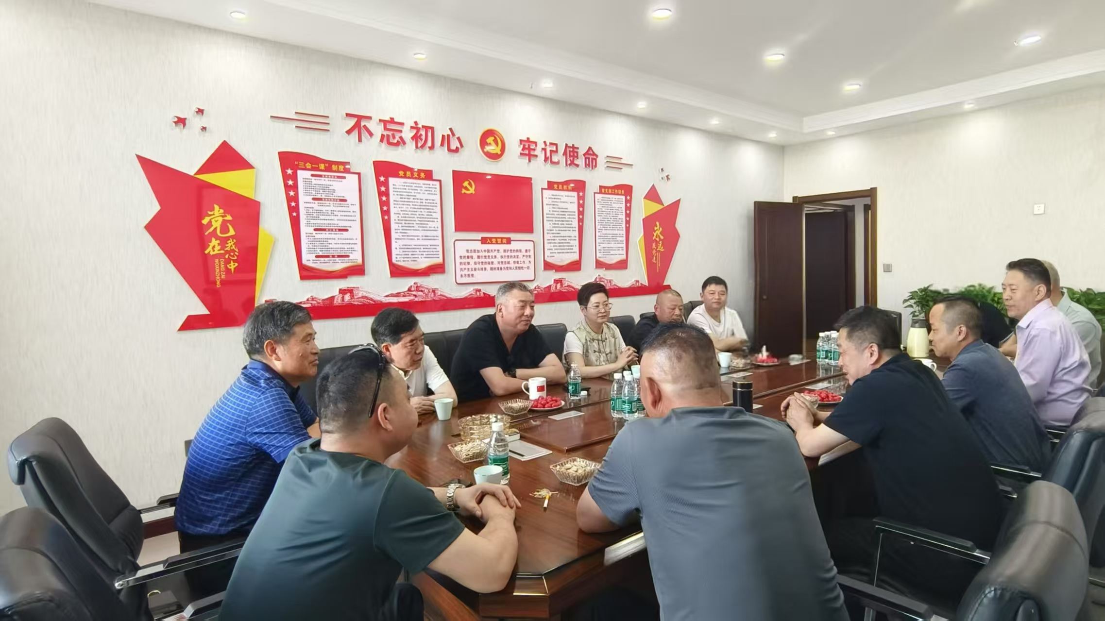 镇江泰州商会组织常务会长等相关成员，前往山西晋商讲堂和晋城江苏商会学习交流。(图1)