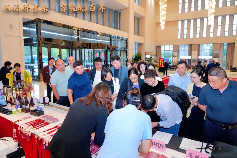 走进胖东来   探寻“心”力量 ——镇江泰州商会四届一次理事会暨胖东来研学活动成功举行(图2)